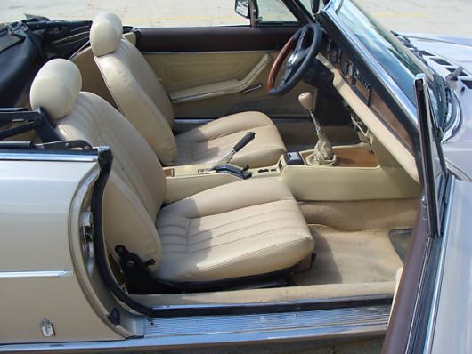 Fiat Spider 2000 interior